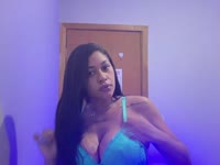 Sono una donna passionale e audace, che vive ogni istante davanti alla camera senza tabù. La mia arte non è solo apparire, ma sedurre con lo sguardo, creando un