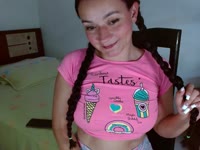Soy una chica inocente  que irradia pureza y frescura en mi mirada y en mi sonrisa. Siempre  reflejo curiosidad y asombro ante el mundo que me rodea. Mis  ojos brillan por ti con una luz interior deseo y placer.