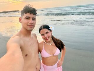 camcouple masturbating with sex toy SaraAndrex
