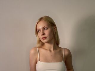camgirl showing pussy AishaNaeher