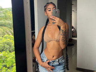 naked camgirl picture CarolineCartson