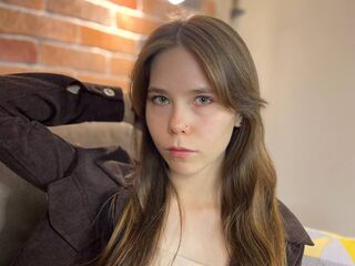 camgirl fingering shaved pussy EmiliDen