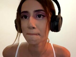 camgirl fingering shaved pussy JulySapphire