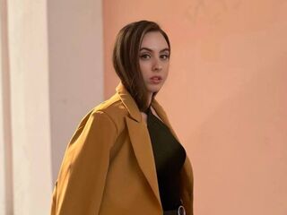 cam girl fingering KiaraFlowers