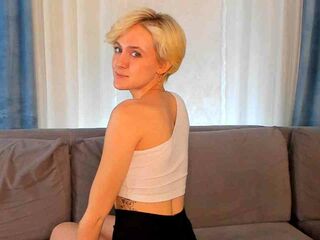 cam girl playing with vibrator LynnaColeson