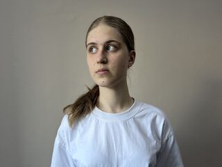 hot cam girl fingering shaved pussy MaganPedaci