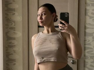 camslut showing tits MelliWids
