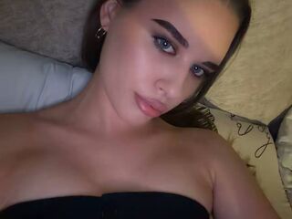 cam girl masturbating with vibrator RhiannonJumper