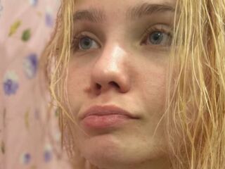 topless webcamgirl YallyGreen